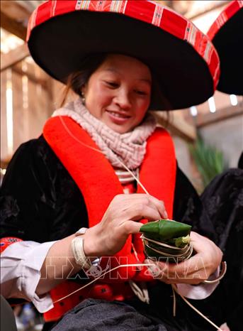 Một trong những tập quán và văn hóa đặc sắc của người Dao ở Việt Nam là thói quen, tập quán và văn hóa ẩm thực. Đặc biệt là việc chế biến các loại bánh và các món ăn trong ngày Tết. Ảnh: Thanh Tùng - TTXVN 